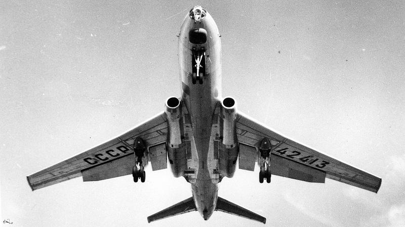 Первый советский пассажирский самолет на реактивной тяге Ту-104. <br>Ленинградский объединенный авиаотряд.