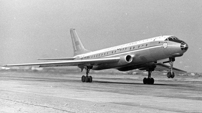 Первый советский пассажирский самолет на реактивной тяге Ту-104. <br>Ленинградский объединенный авиаотряд.